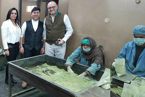 Mrs. payal walia the vice president of kirpal export overseas (KEO), with her husband Mr sunil walia and buyers.